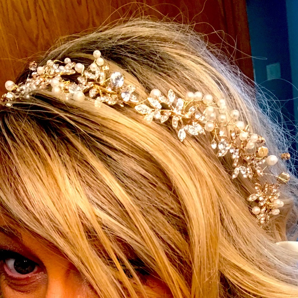 Bridal hair piece 💗💒💗 gorgeous and sparkly!!
